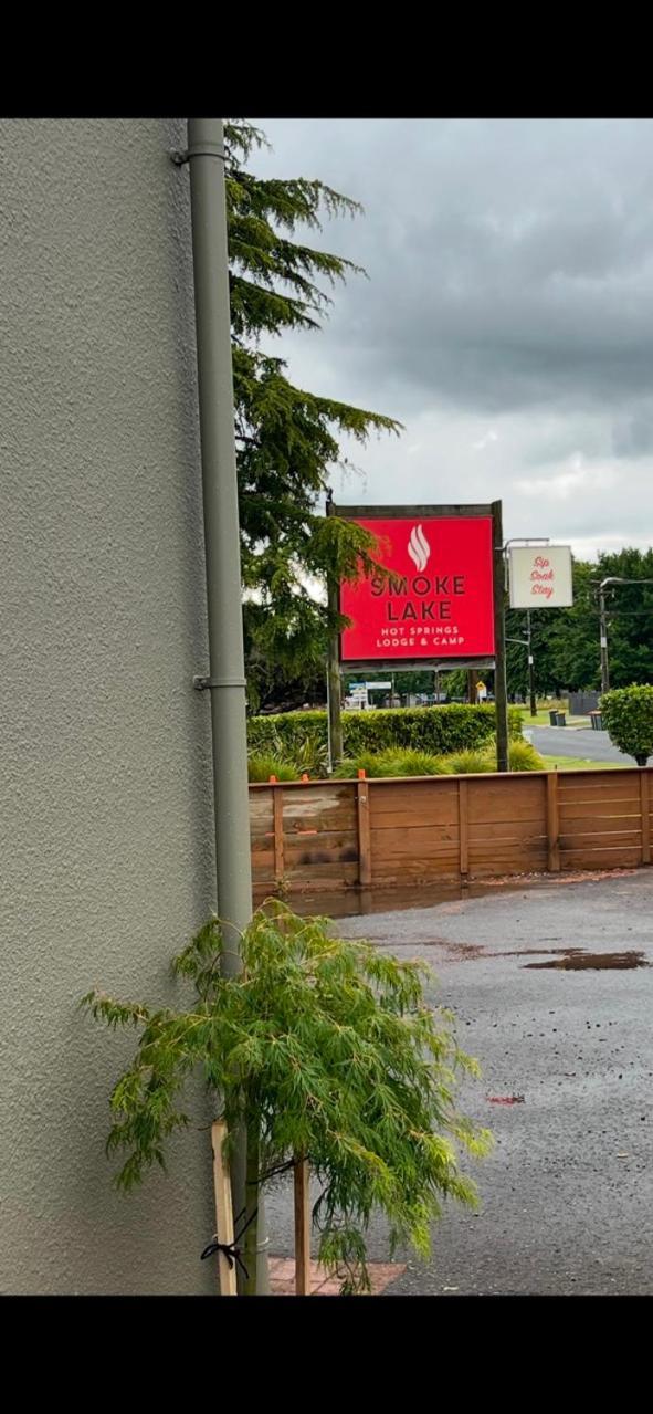 Smoke Lake Hot Springs Lodge & Camp Rotorua Exterior foto