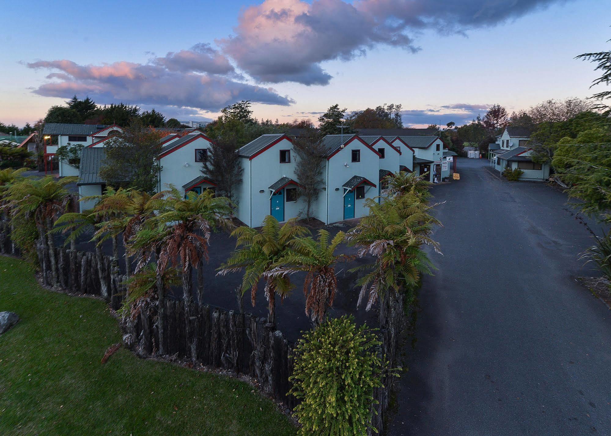 Smoke Lake Hot Springs Lodge & Camp Rotorua Exterior foto
