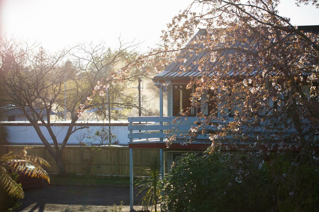 Smoke Lake Hot Springs Lodge & Camp Rotorua Exterior foto